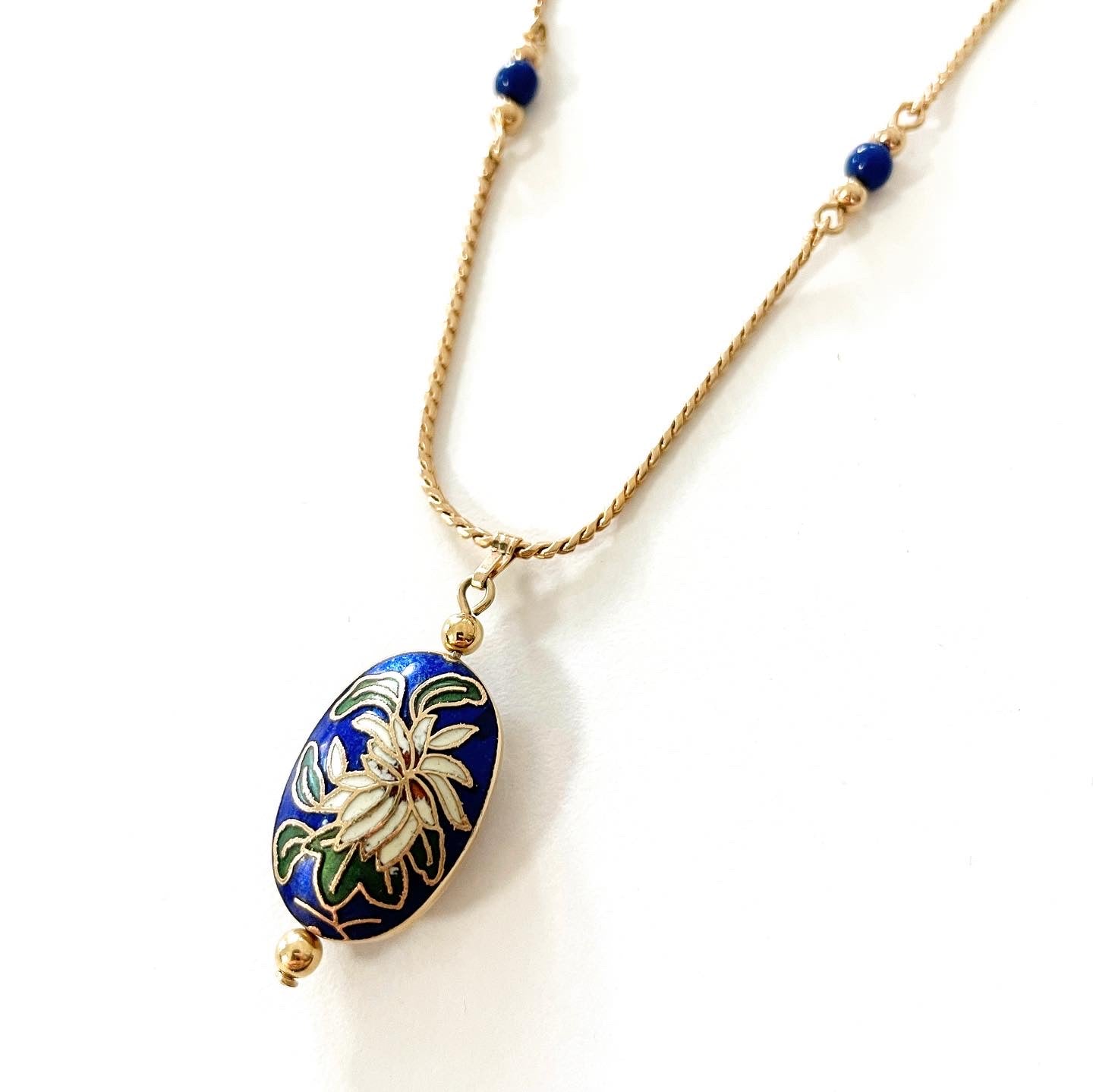 Vintage Avon 1982 Signed Gold Tone Oval Cloisonne White Lily Pendant Chain Necklace