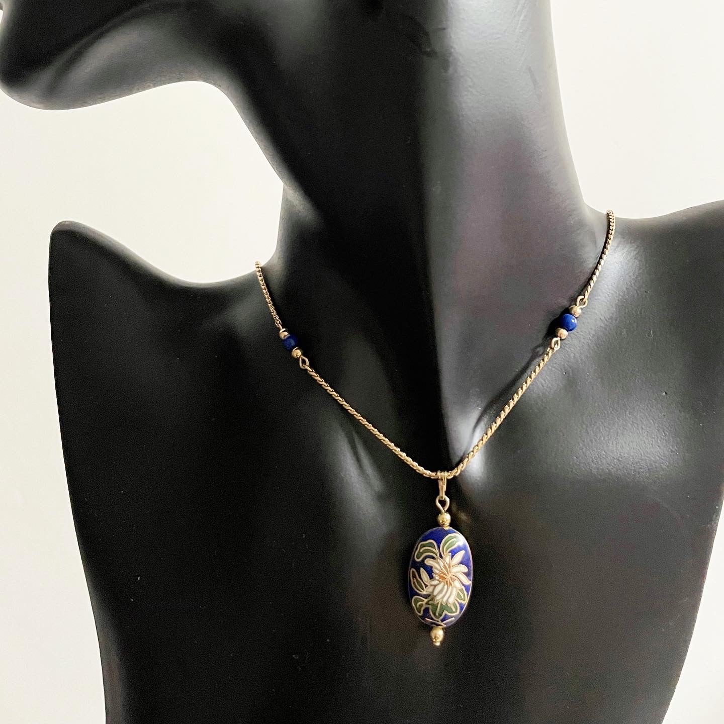 Vintage Avon 1982 Signed Gold Tone Oval Cloisonne White Lily Pendant Chain Necklace