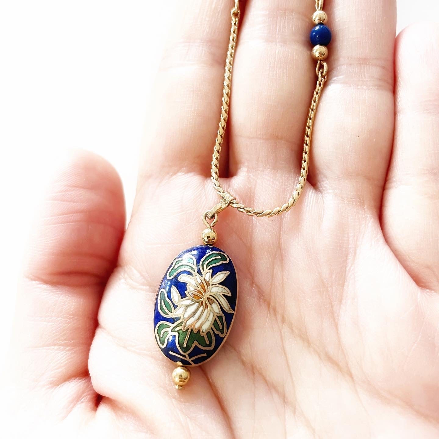 Vintage Avon 1982 Signed Gold Tone Oval Cloisonne White Lily Pendant Chain Necklace