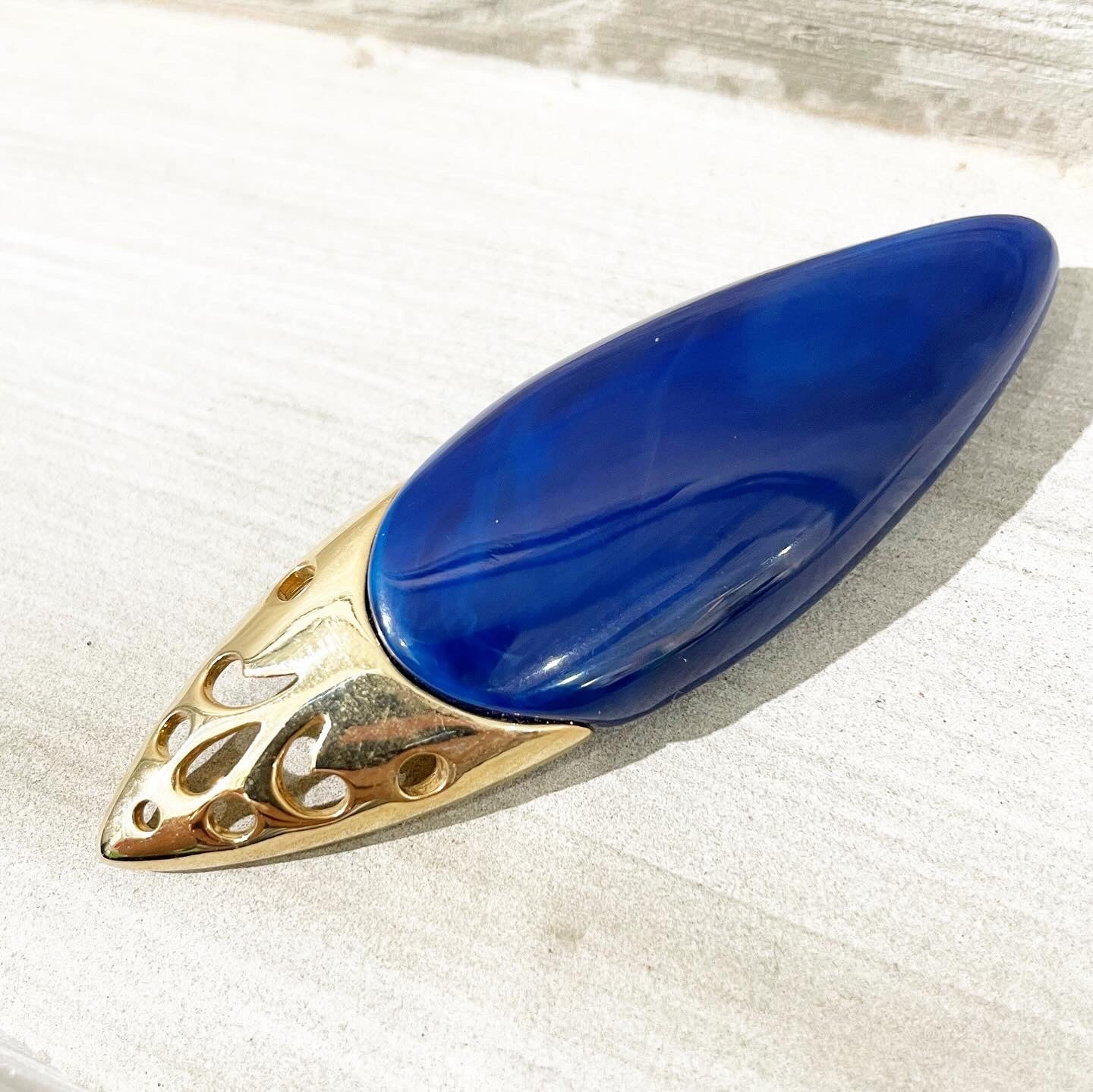 Vintage VERDUCCI signed gold tone cobalt blue lucite designer brooch. Made in USA.